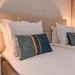 2 Luxurious One Bedroom 5 Minute Walk From The Gondola Station شقة