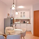 2 Luxurious One Bedroom 5 Minute Walk From The Gondola Station 公寓