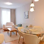 2 Luxurious One Bedroom 5 Minute Walk From The Gondola Station شقة *