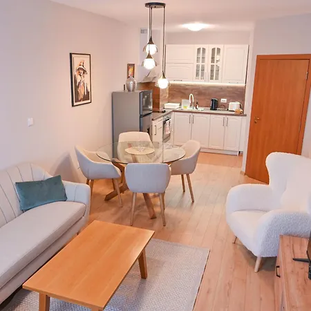 2 Luxurious One Bedroom 5 Minute Walk From The Gondola Station Apartman