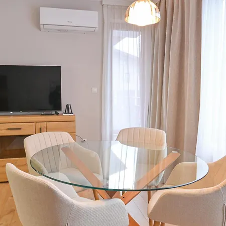 2 Luxurious One Bedroom 5 Minute Walk From The Gondola Station *