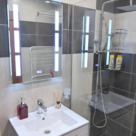 Apartman 2 Luxurious One Bedroom 5 Minute Walk From The Gondola Station
