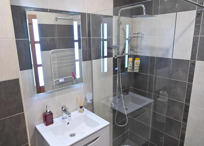 2 Luxurious One Bedroom 5 Minute Walk From The Gondola Station Apartman