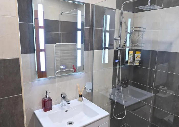 公寓 2 Luxurious One Bedroom 5 Minute Walk From The Gondola Station