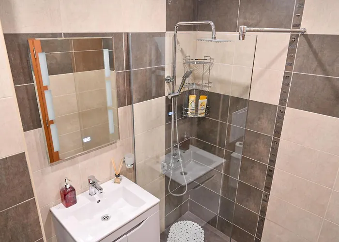 2 Luxurious One Bedroom 5 Minute Walk From The Gondola Station *